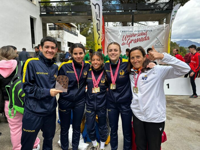 De izquierda a derecha, Alejandro Garrido González, Lucía Cantos Geiries, Julia García Martínez, Laura Rivera Rodríguez y la directora general de Deportes de la UPO África Calvo Lluch.