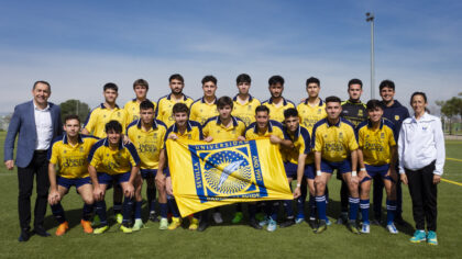 Antonio Fernández y África Calvo, responsables académicos de Deporte en la UPO, con los integrantes del equipo de Fútbol de la UPO