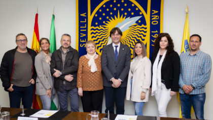 De izquierda a derecha, Luis Villagarcía Saiz, María José Parejo Guzmán, David Cobos Sanchiz, Manuela Pérez Alonso, el rector Francisco Oliva Blázquez, Esther Virino Galindo, María Jesús Gómez Pérez y Antonio J. Hernández de Molina. 