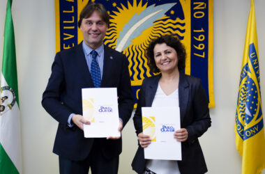 El rector de la UPO Francisco Oliva Blázquez y la presidenta de la Asociación Breast Cancer Survivor Sevilla, Rocío Fernández Martínez.