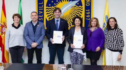 De izquierda a derecha, Elisabet Rodríguez, Antonio Fernández, el rector Francisco Oliva, Rocío Fernández, Rosa Vázquez, y África Calvo.