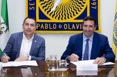 Antonio Fernández y Daniel López durante la firma del acuerdo