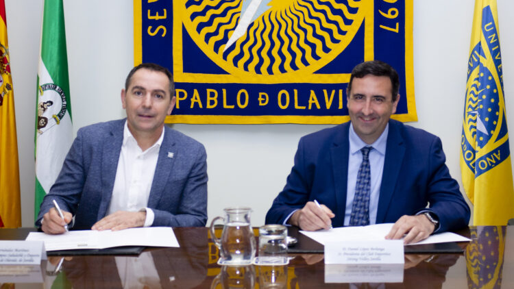 Antonio Fernández y Daniel López durante la firma del acuerdo