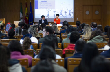 Francisco Oliva y Elma Saiz durante el encuentro 'Jóvenes, protagonistas del Estado del Bienestar’