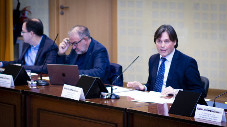 A la derecha, Francisco Oliva durante el Consejo de Gobierno, celebrado en el Paraninfo