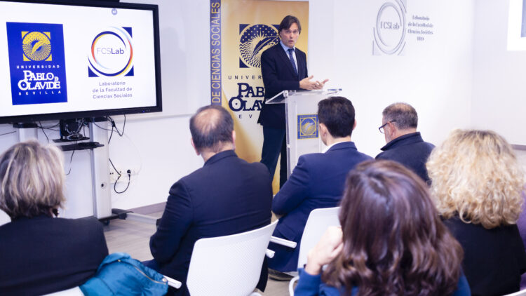Francisco Oliva durante la presentación de las nuevas salas del FCSLab