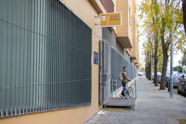 Residente de la RUFT abandona en la puerta con una bici