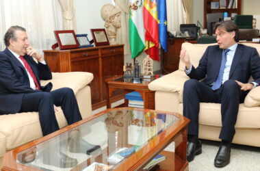 Javier Fernández y Francisco Oliva en el Rectorado de la UPO