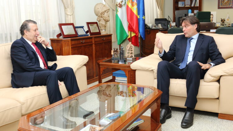 Javier Fernández y Francisco Oliva en el Rectorado de la UPO