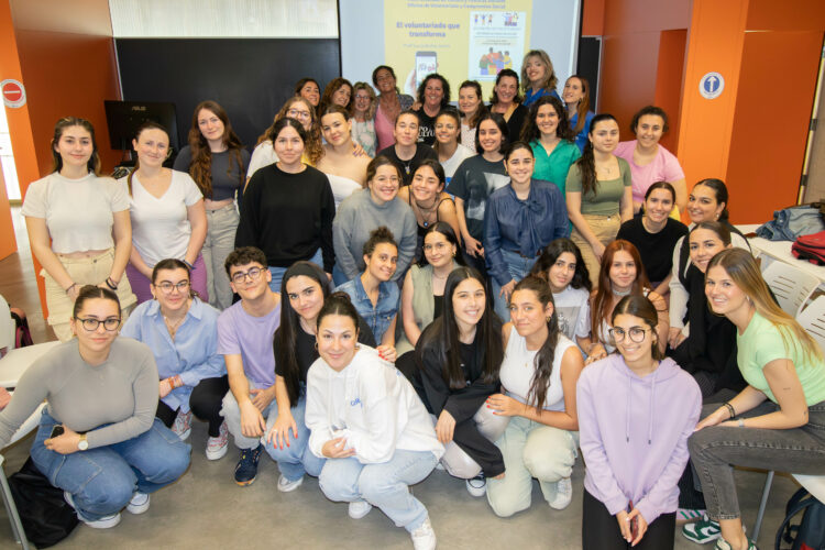 Voluntarias de la Universidad Pablo de Olavide durante el Encuentro