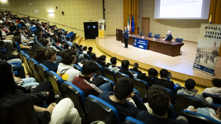 El decano de la Facultad de Ciencias Empresariales (en pie) y el de Derecho en la charla orientativa celebrada en el Paraninfo