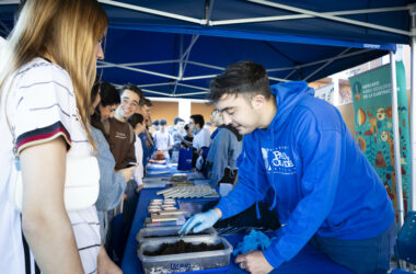 Estudiantes en el expositor de la Facultad de Ciencias Experimentales