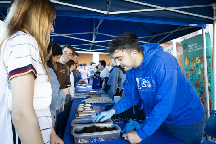 Estudiantes en el expositor de la Facultad de Ciencias Experimentales