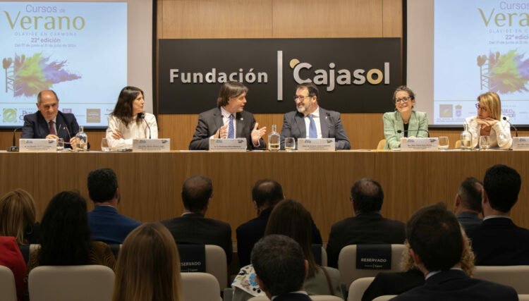 Vicente Martín, Marta Alonso, Francisco Oliva, Juan Ávila, Gloria Ruiz y Laura López en la presentación de los cursos de verano