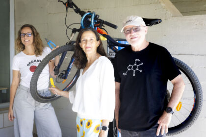De izquierda a derecha, María José Molina Ramírez, técnica de Medio Ambiente de la Delegación del rector para el Campus Sostenible; África Calvo, directora general de Deportes; y Antonio Gallardo, delegado del rector para el Campus Sostenible.