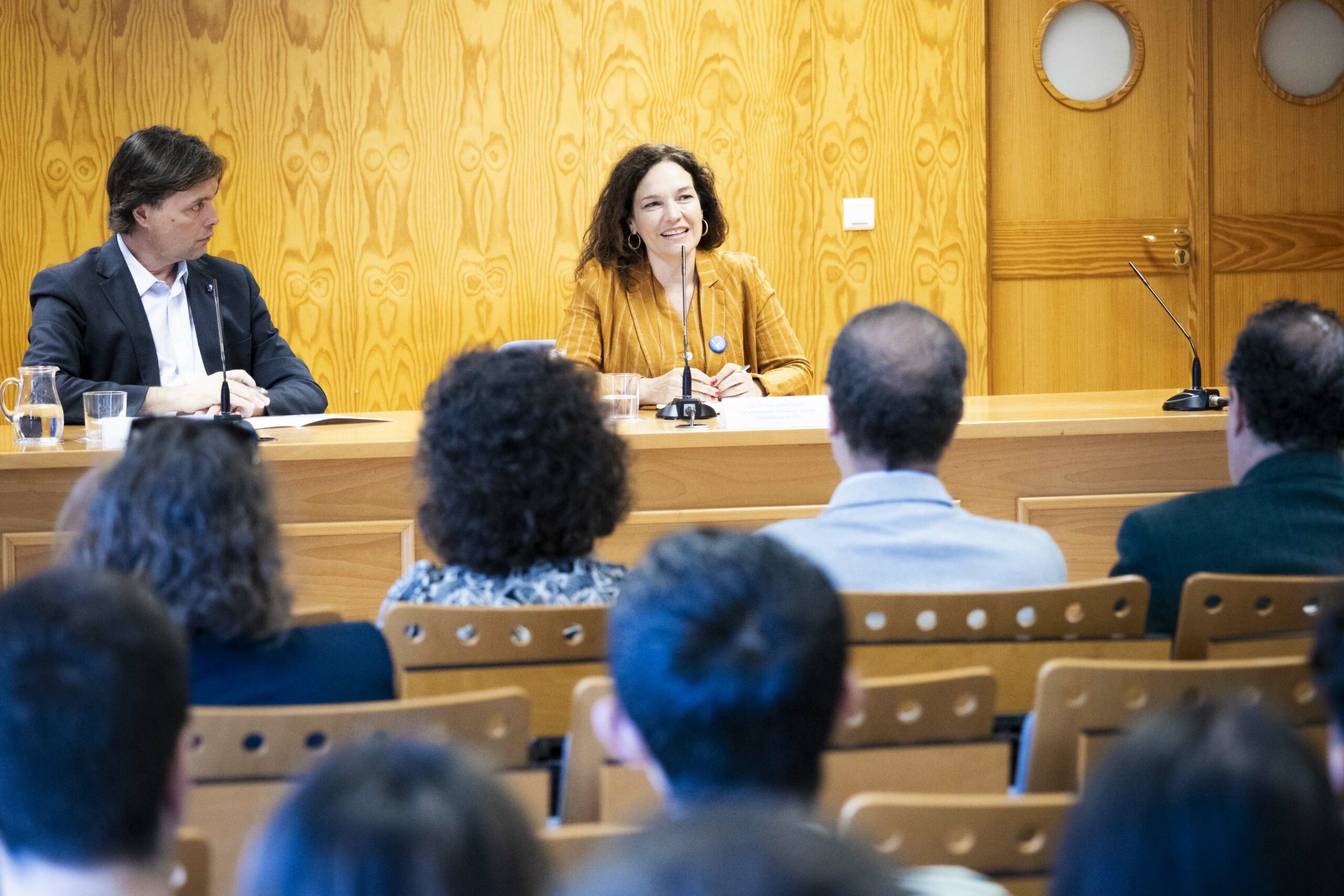 Francisco Oliva y Lina Gálvez durante el encuentro 'Conversando sobre Europa'