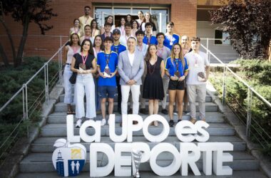 Los y las deportistas junto al vicerrector de Campus Saludable y Deporte Antonio Fernández y la directora general de Deportes África Calvo.