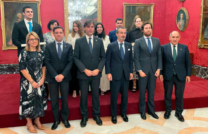 Foto de familia de los Premios Universitarios Real Maestranza de Caballería de Sevilla