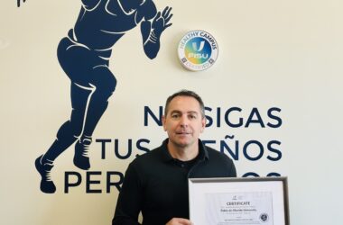 Antonio Fernández con el certificado 'Healthy Campus' otorgado por FISU