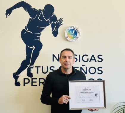 Antonio Fernández con el certificado 'Healthy Campus' otorgado por FISU