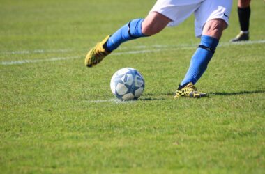 Lanzamiento de un penalti, imagen detalle del futbolista lanzando