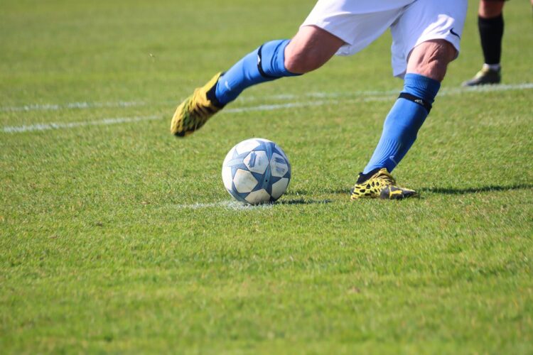 Lanzamiento de un penalti, imagen detalle del futbolista lanzando