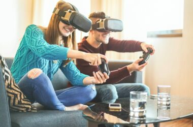 Dos jóvenes juegan con videojuegos y gafas de realidad virtual