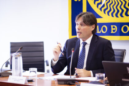 Francisco Oliva durante su informe
