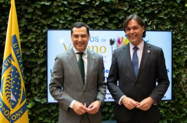 Juan Manuel Moreno y Francisco Oliva en la sede de la UPO en Carmona