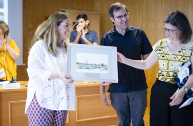 Pilar Galindo y Pilar Muruve reciben un obsequio en reconocmiento por la excelencia en la formación práctica de estudiantes