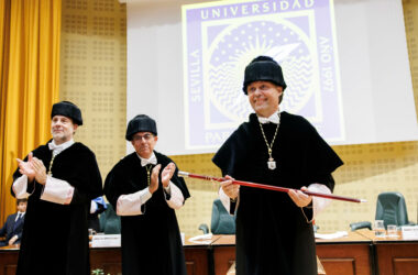 Francisco Oliva con el bastón de mando de rector de la UPO