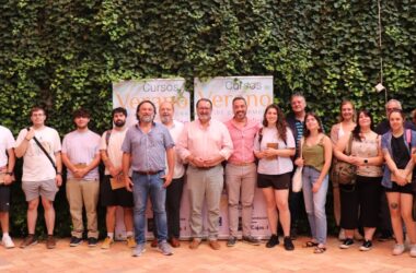 El alcalde de Carmona con los estudiantes el primer día del Curso de verano de Arqueología
