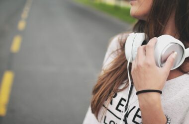 Joven con auriculares