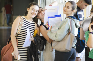Estudiantes durante la PEvAU en la UPO.