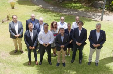 Imagen de los rectores, con la presencia del viceconsejero y del alcalde, en primera fila, junto a dos vicerrectoras de la ULL