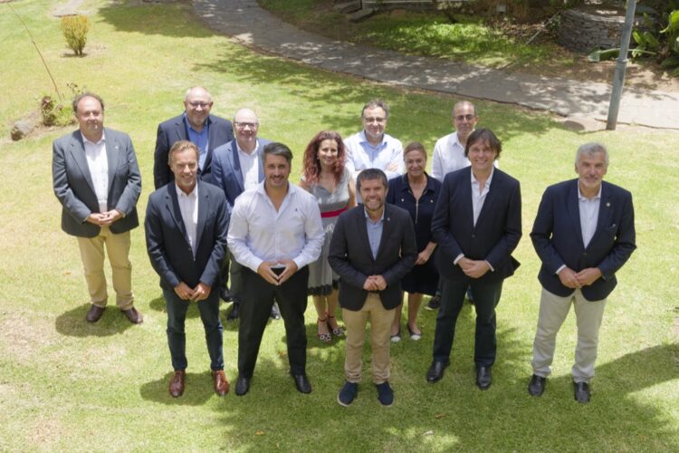 Imagen de los rectores, con la presencia del viceconsejero y del alcalde, en primera fila, junto a dos vicerrectoras de la ULL