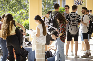 jóvenes estudiantes en la UPO