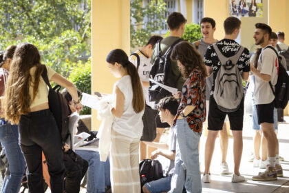 jóvenes estudiantes en la UPO