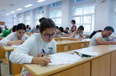 Estudiantes durante la PEvAU extraordinaria en la UPO.