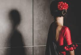 El flamenco es cultura, patrimonio, y también industria cultural. 

Con esta mirada nace una nueva edición de la microcredencial 'Especialista en gestión cultural del flamenco', que la Universidad Pablo de Olavide y el Instituto Andaluz del Flamenco ponemos en marcha a partir del 24 de febrero.

Se trata de una formación especializada de 75 horas (10 créditos ECTS), impartida por profesionales del sector, que ofrece una visión completa y aplicada sobre la gestión, producción, financiación, distribución, marketing y aspectos legales de proyectos culturales vinculados al flamenco. La formación se completa con la elaboración de un proyecto final, en el que el alumnado aplica los conocimientos adquiridos.

Esta microcredencial está dirigida a gestores culturales, artistas flamencos y a estudiantes y profesionales de ADE y perfiles afines, tengan o no experiencia previa en el ámbito del flamenco. Cuenta con la dirección académica de Norberto Díaz, director de la Cátedra de Flamenco de la UPO, y la dirección ejecutiva de Cristóbal Ortega, director del Instituto Andaluz del Flamenco.

📅 Clases: martes y miércoles

🕒 Horario: 16:30–20:30 h

👉 Inscripción y más información en el enlace: https://www.upo.es/formacionpermanente/microcredenciales/especialista-en-gestion-cultural-del-flamenco/

#gestióncultural #flamenco #microcredencial #UniversidadPablodeOlavide