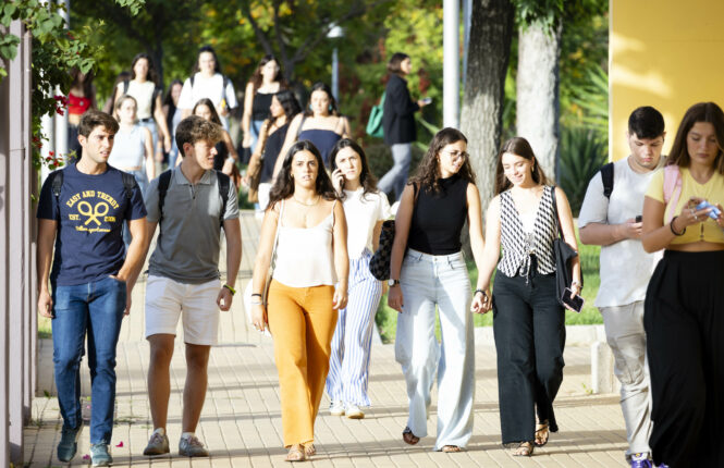 Estudiantes en el campus UPO