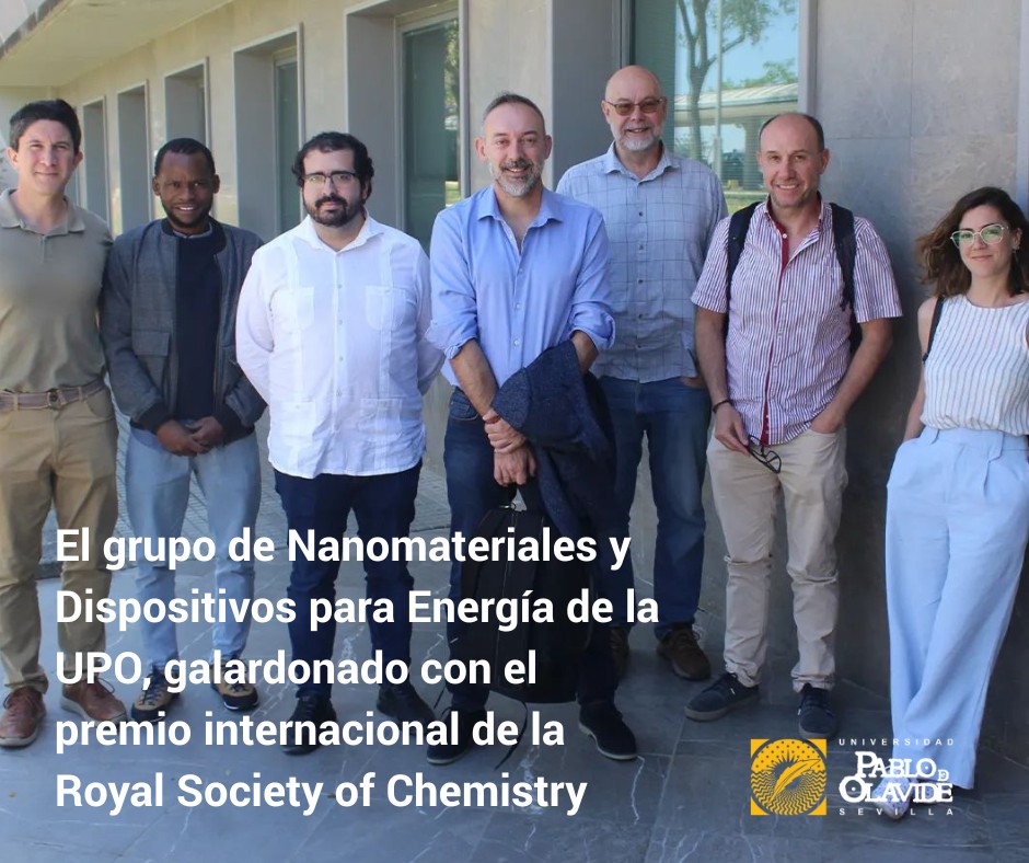 El grupo Nanomateriales y Dispositivos para la Conversión de Energía de la Universidad Pablo de Olavide, liderado por el catedrático Juan Antonio Anta, ha sido distinguido como parte del equipo internacional PISCO, galardonado con el Materials Chemistry Horizon Prize: Stephanie L Kwolek Prize 2025, otorgado por la Royal Society of Chemistry (RSC).🏆 Este premio reconoce descubrimientos recientes y avances significativos en química de materiales, subrayando la importancia de la colaboración internacional y multidisciplinar.🔬 El equipo, formado por 24 investigadores e investigadoras de seis instituciones internacionales, ha desarrollado tintes foto-cromáticos innovadores aplicados en células solares semitransparentes. Gracias a esta tecnología, estos dispositivos pueden adaptar automáticamente su transparencia según la luz ambiental, aumentando la generación de energía sin necesidad de control externo. Este avance abre nuevas posibilidades para la integración en ventanas inteligentes, superficies transparentes generadoras de energía y aplicaciones en construcción y agrivoltaica.💡 El grupo de la UPO ha contribuido de manera clave con la caracterización optoelectrónica de estos dispositivos, permitiendo conocer en detalle sus mecanismos de funcionamiento y optimizar su rendimiento y confort visual.👥 Además de Juan Antonio Anta, el equipo de la UPO está integrado por el catedrático Gerko Oskam, los postdoctorantes Renán Escalante y Valid Mwalukuku, y la estudiante predoctoral Patricia Sánchez Fernández.👏 Enhorabuena por este reconocimiento que destaca el compromiso de nuestra universidad con la investigación de excelencia y el desarrollo de soluciones energéticas sostenibles.🔗 Link a la noticia en la Bio.#UPOinvestiga #Premio #PISCO #nanomateriales #energía
