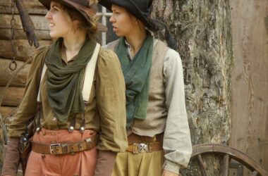 dos personajes femeninos en una obra de ficción cinematográfica