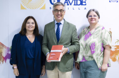 Bernardo Periñán junto a Aurora López (izquierda) y Anna Karabowicz (derecha), autoras del libro.