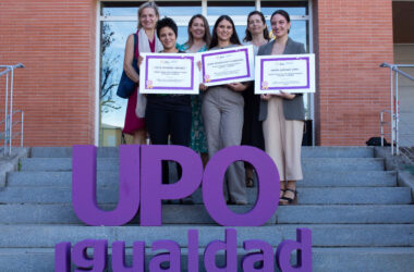 Las premiadas, Lucía Romero, Alba Rodríguez y María Jiménez, junto a María Losada, Mónica Domínguez y Marian Pérez.