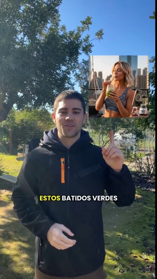 🌿 ¿Conoces la Espirulina? 

Seguro que la has visto en batidos verdes, smoothies y recetas virales.

Se trata de una microalga con un perfil nutricional muy interesante: destaca por su alto contenido en proteína (alrededor del 70%) y por aportar minerales como hierro, calcio y fósforo, además de compuestos bioactivos como carotenoides y clorofila.

Algunos estudios señalan que dosis de 2 g al día podrían ayudar a reducir síntomas de rinitis alérgica. Sin embargo, no es un alimento mágico ni imprescindible.

Un apunte importante 👇

No es una fuente fiable de vitamina B12, especialmente en personas veganas, ya que contiene principalmente pseudo-B12, una forma que nuestro organismo no puede aprovechar.

¿Puede incluirse en una alimentación saludable? Sí.

¿Es necesaria para comer bien? No.

La salud no depende de un ingrediente aislado, sino del conjunto de nuestros hábitos.

👉 Síguenos para la última #UPOPíldora sobre #NutriciónSaludable y Dietética.

#SaludConCiencia #LaOlavideEresTú