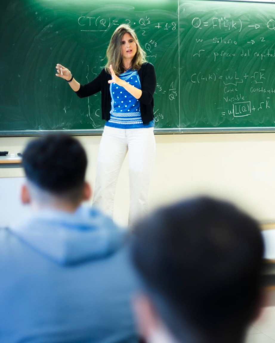 🔔 Este jueves se abre el plazo de preinscripción a las plazas de las universidades públicas andaluzas y queremos que conozcas todo lo que hemos preparado para el curso 2026/2027.

Seguimos creciendo para responder a los retos del presente y del futuro con una oferta académica renovada que incorpora nuevas titulaciones, más plazas y nuevas oportunidades de especialización y formación práctica:

📈 Estrenamos el Grado en Finanzas, Contabilidad y Auditoría y el Doble Grado en Derecho y Finanzas, Contabilidad y Auditoría.

🤝 Los Grados en Ingeniería Informática en Sistemas de Información y en Ciencia de Datos, así como el nuevo Grado en Finanzas, Contabilidad y Auditoría, se impartirán en modalidad dual, permitiendo que estudiantes seleccionados/as completen parte de su formación con experiencia profesional remunerada en empresas e instituciones durante el cuarto curso del Grado. 

🔬 Actualizamos nuestras titulaciones con nuevas menciones en los Grados de Biotecnología (Biotecnología Industrial, Biotecnología Biomédica y Biotecnología Medioambiental y Agroalimentaria), Nutrición Humana y Dietética (Nutrición Deportiva, Nutrición Clínica y Promoción de la Salud e Industria y Empresas Alimentarias) y Análisis Económico (Inteligencia de Datos y Economía y Sostenibilidad), para adaptarnos a las demandas de sectores estratégicos. 

📚 En total, ofertamos 49 grados y dobles grados y 3.038 plazas de nuevo ingreso para el próximo curso.

🔗 Descubre todas las novedades y encuentra la titulación que mejor encaja contigo. Consulta toda la información en el link de la bio.

#YoElegíLaUPO #Preinscripción #Grados #UniversidadPabloDeOlavide #PAU2026