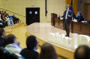 Juan Manuel Cortés Copete durante la conferencia inaugural de los Másteres