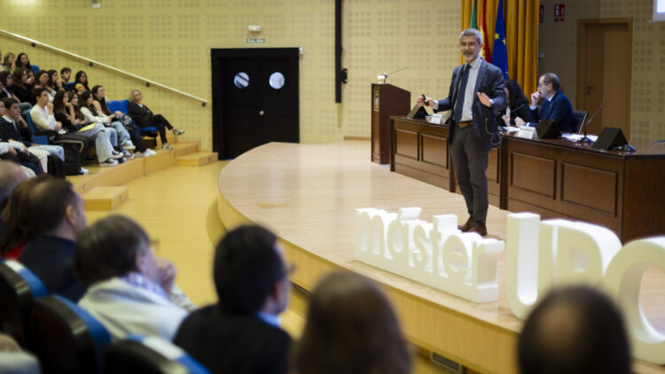 Juan Manuel Cortés Copete durante la conferencia inaugural de los Másteres
