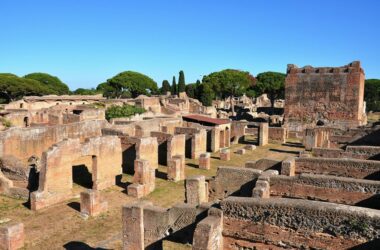 Restos arqueológicos de la antigua ciudad de Ostia, construida a orillas del mar y del río Tíber, cerca de Roma. Claudiovidri/Shutterstock